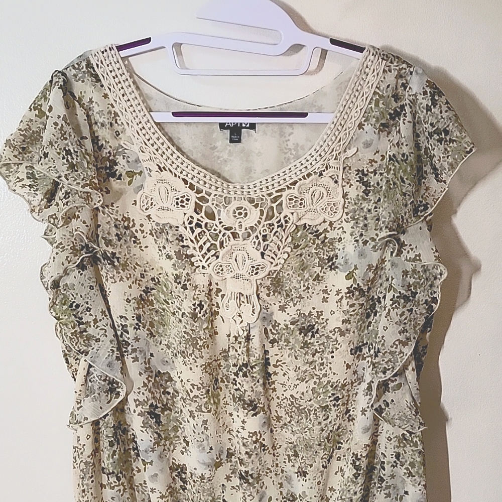 Apt 9, floral blouse sheer lined L cream lace at collar flutter sleeves
